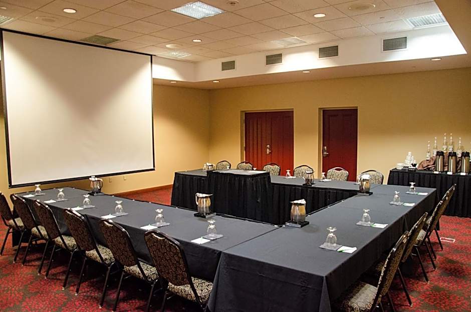 Holiday Inn Hotel Pewaukee-Milwaukee West By IHG
