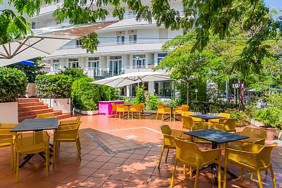 Hotel Plaza con piscina