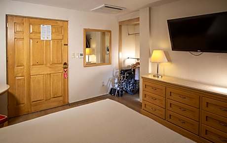 Queen Room - Mobility Access/Non-Smoking