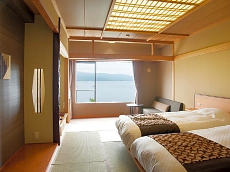 Twin Room with Lake View - Non-Smoking
