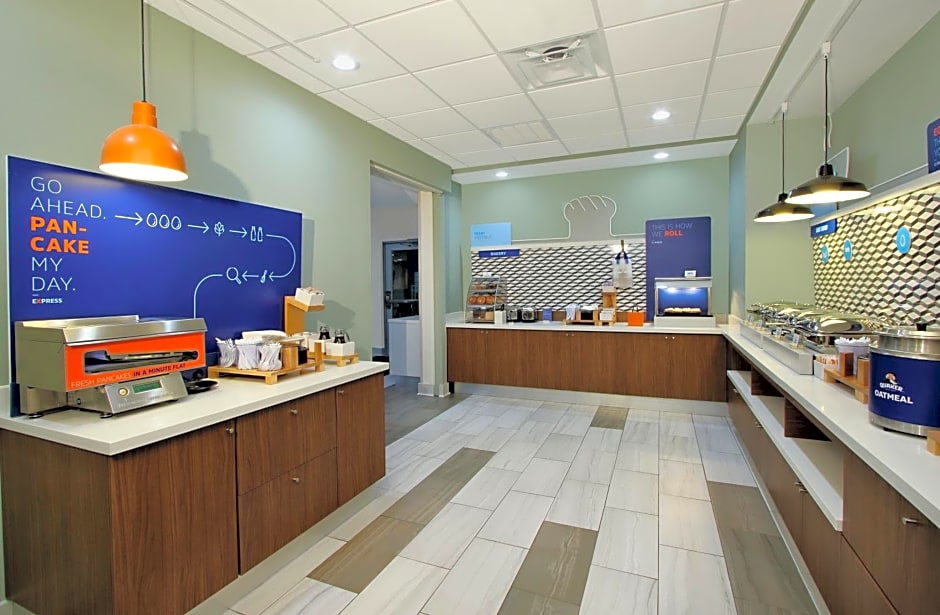 Holiday Inn Express & Suites - Lake Charles South Casino Area, an IHG Hotel