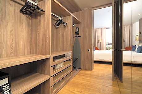1 King Bed Apartasuite With Park 93 View