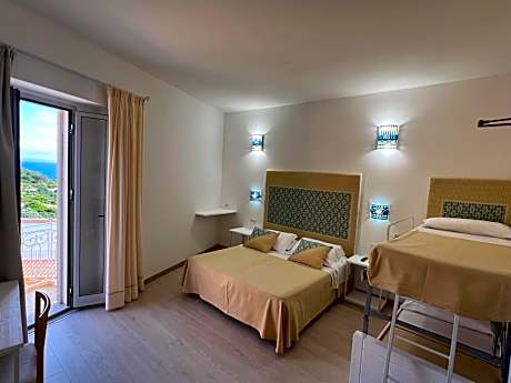 Quadruple Room with Sea View