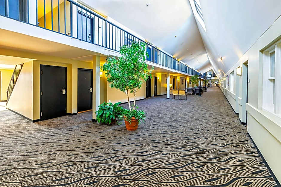 Quality Inn & Suites Garden Of The Gulf