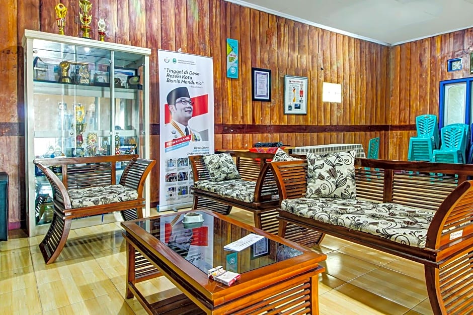 OYO HOMES 91242 Desa Wisata Cibuntu Kuningan Syariah