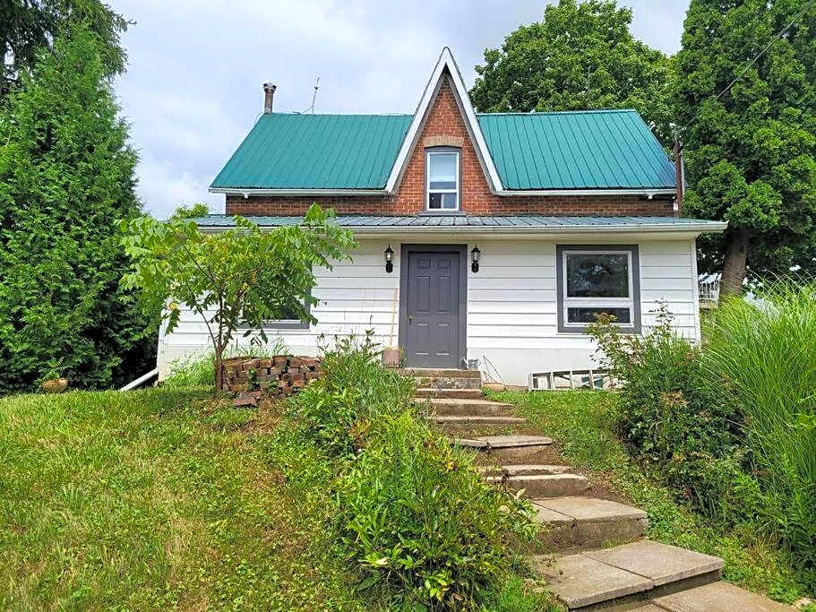 Cozy Farmhouse 10 Minutes From The Beach!