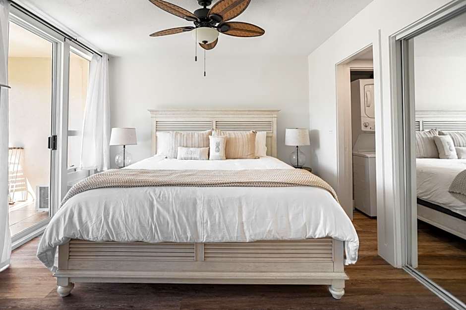 Walk to Beach, Dining & Shops Pool and AC