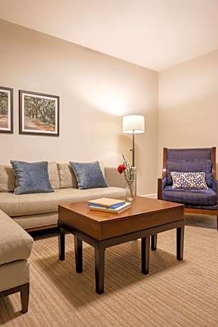 Corner Deluxe Suite with King Bed