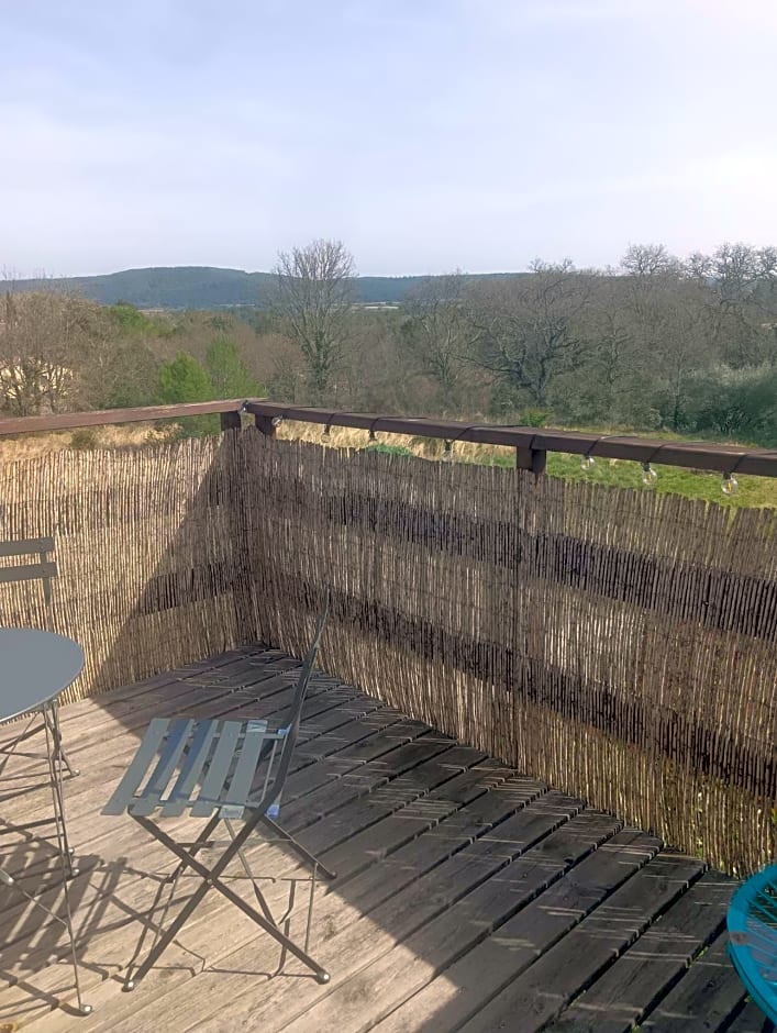 La Chouette Villa, chambre Mazet de 11m2 pièce sous-pente accés par escalier en bois