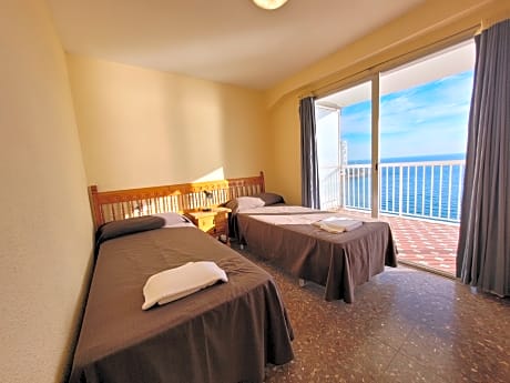 2 BEDROOMS (6 PEOPLE)