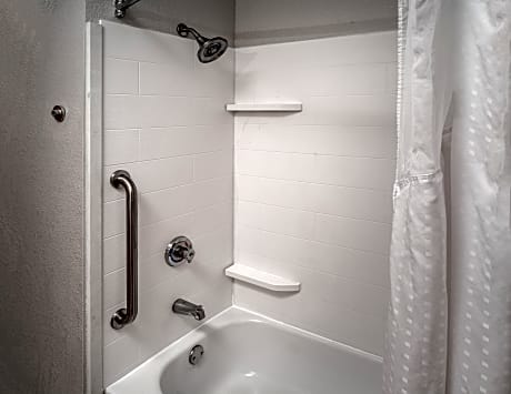 2 Queen Standard Comm Access Tub