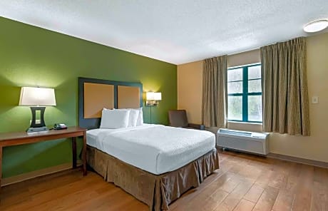 Queen studio with 1 Queen Bed - Disability Access/Non-Smoking