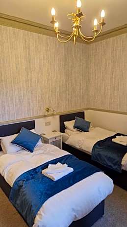 2 Ground-Twin room-Ensuite with Shower-Classic-Courtyard view