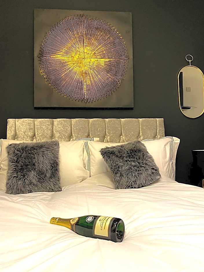 Duke and Duchess Apartments and Rooms - Private in Room Hot Tub Suites