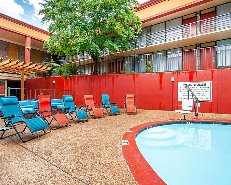 Clarion Inn & Suites University Center