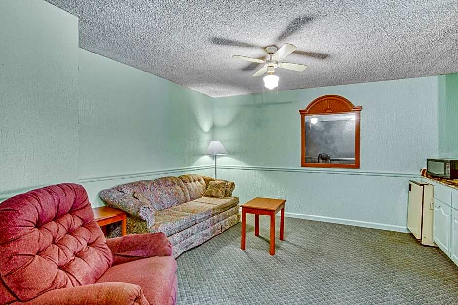 OYO Townhouse Tulsa Woodland Hills