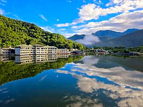 Lakeside Resort Hotel