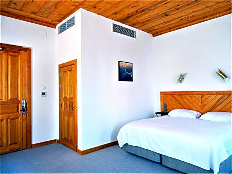 Deluxe Double Room (2 Adults + 1 Child)