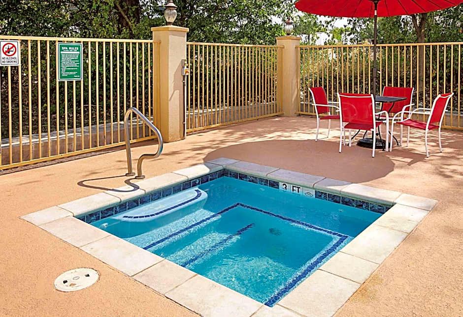 La Quinta Inn & Suites by Wyndham Dallas Hutchins