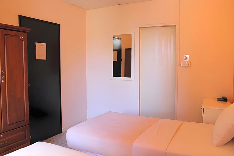 Victoria Hotel And Hostel