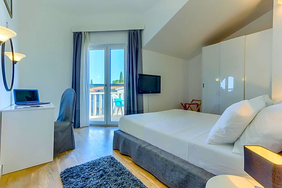 Hotel Riva Kaštela with swimming pool