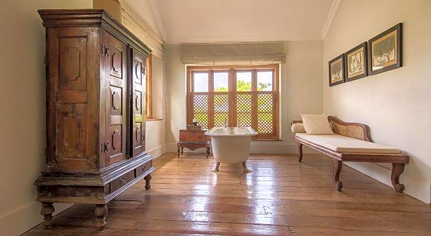 Taru Villas Rampart Street 