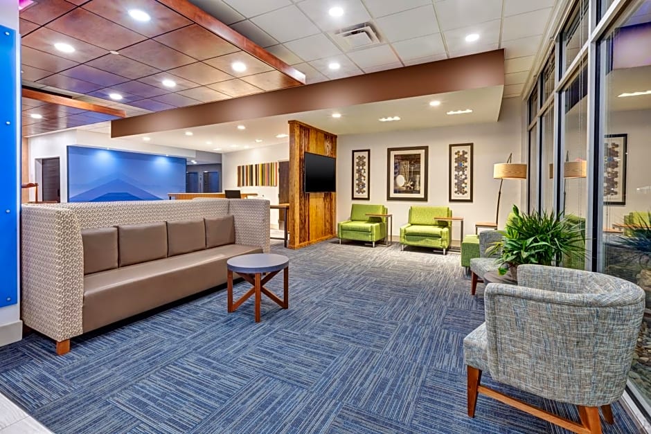 Holiday Inn Express & Suites Milan - Sandusky Area