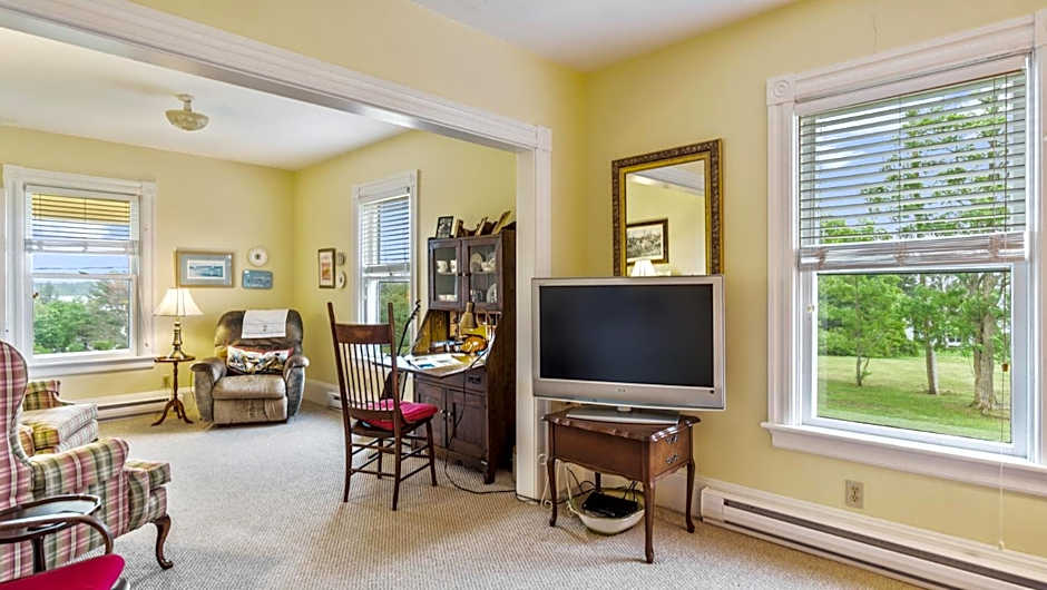 Bayview Pines Country Inn B&B