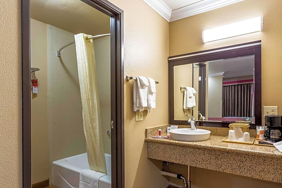 Econo Lodge Inn & Suites Escondido