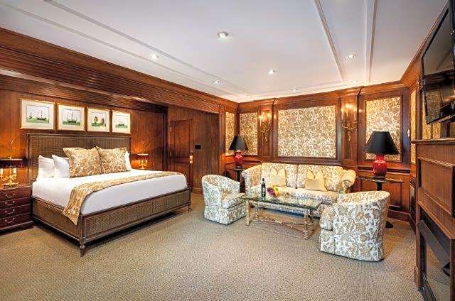Pine Inn - Carmel