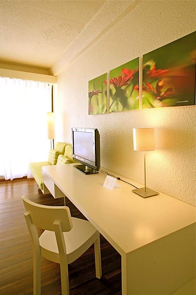 Holland House Beach Hotel