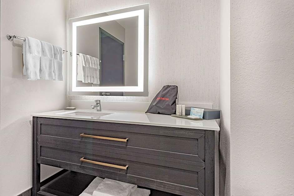 LaQuinta Suites by Wyndham South Bend Notre Dame Area