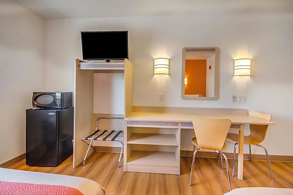 Howard Johnson by Wyndham Lemoore