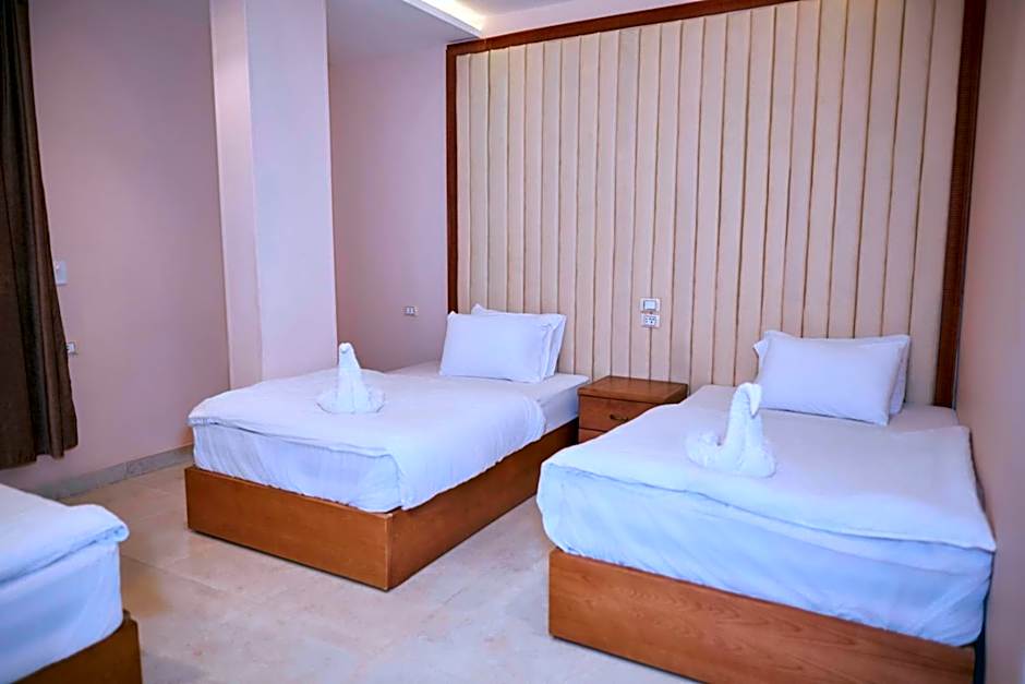 Grand Pyramid View Hotel