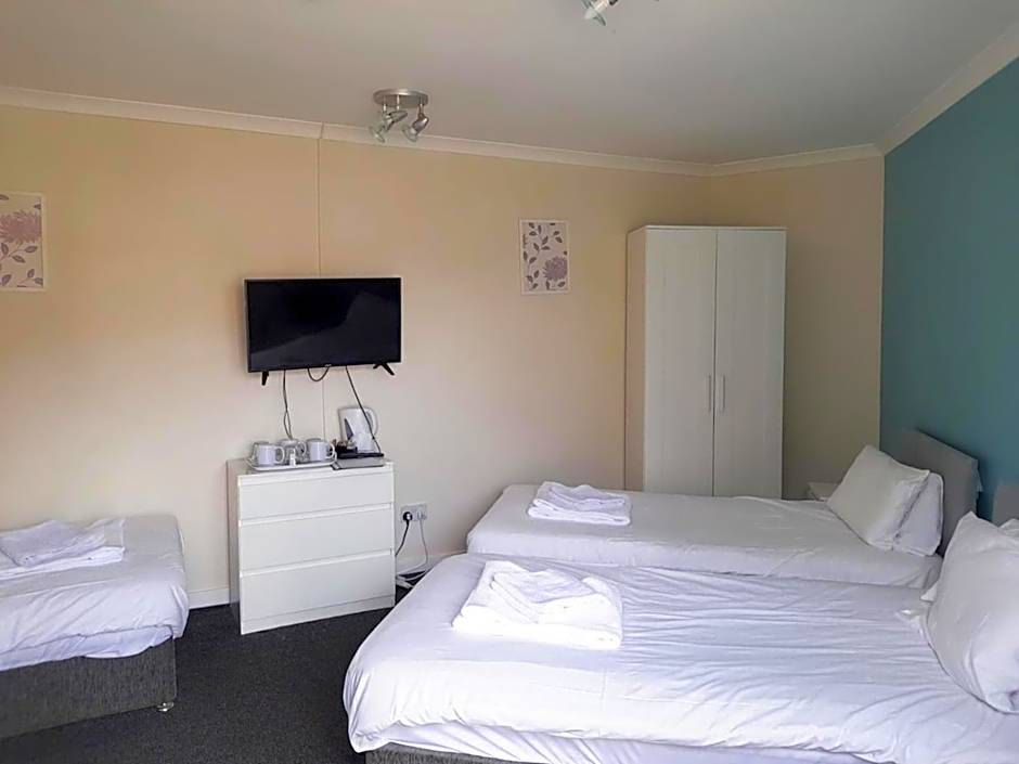 Irvine Riverside Guesthouse by Paymán Club