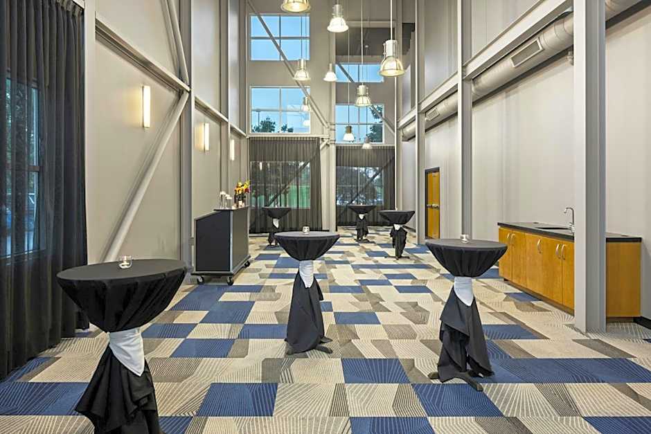 Delta Hotels by Marriott Milwaukee Northwest
