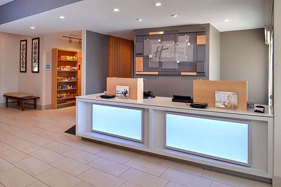 Holiday Inn Express & Suites Omaha - 120th and Maple By IHG