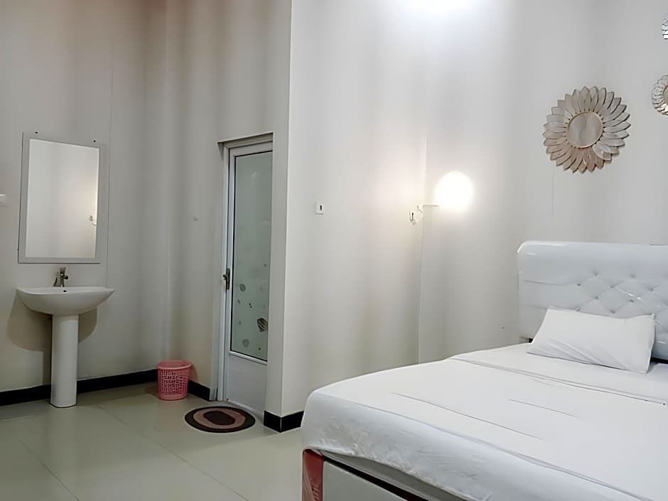 Urbanview Hotel Rifal Home Tegal