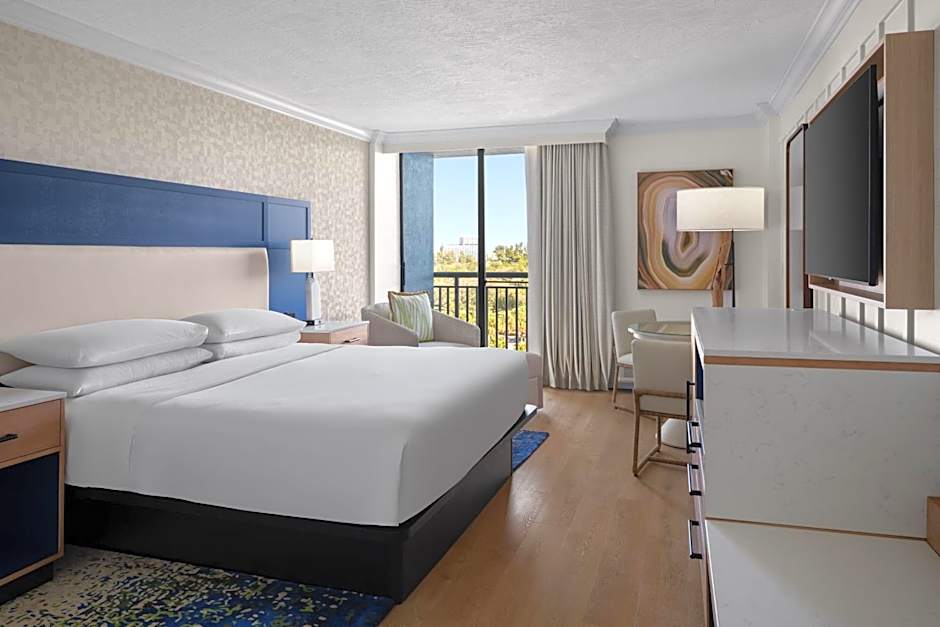 Photo 1 of 5 of 1 King Bed Guestroom, Partial Gulf View, Balcony, High Floor