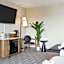 456 Embarcadero Inn & Suites