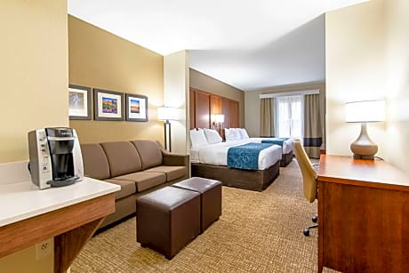 Queen Suite with Two Queen Beds and Sofa Bed - Non-Smoking