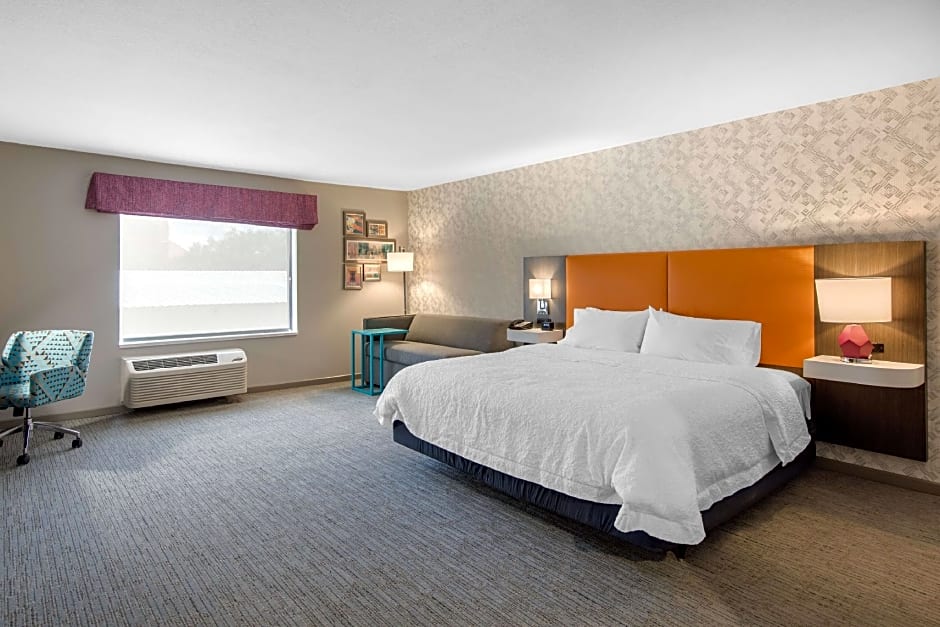 1 King Bed, Mobility Accessible, Roll in Shower — 7 fotoğraftan 1. fotoğraf
