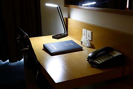 Family Room (4 Adults) with window