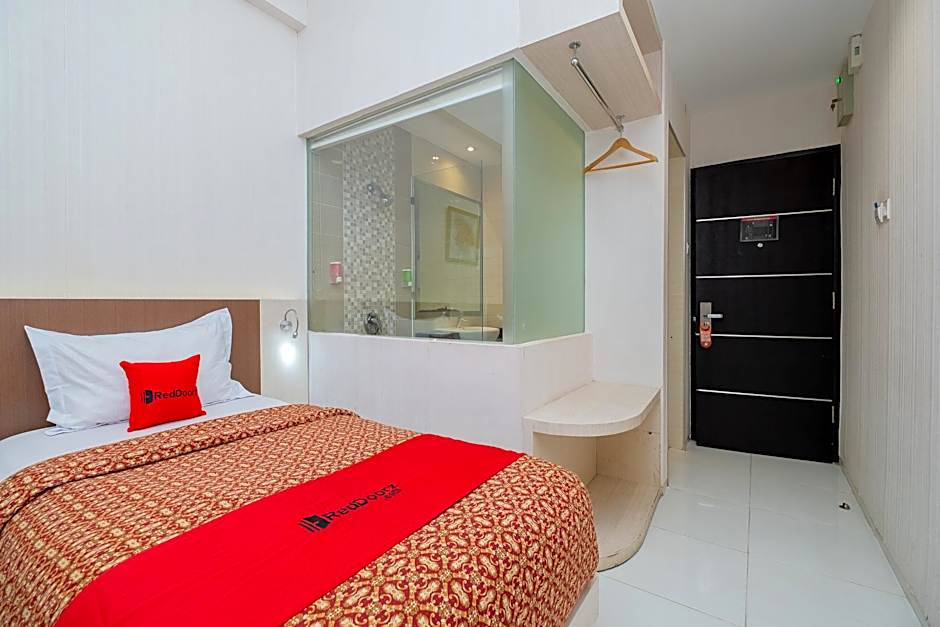 RedDoorz Premium @ Jalan Veteran Bojonegoro