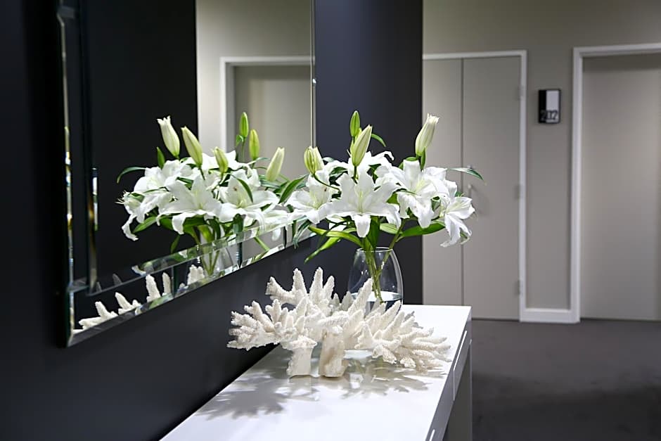 Springfield Lakes Hotel