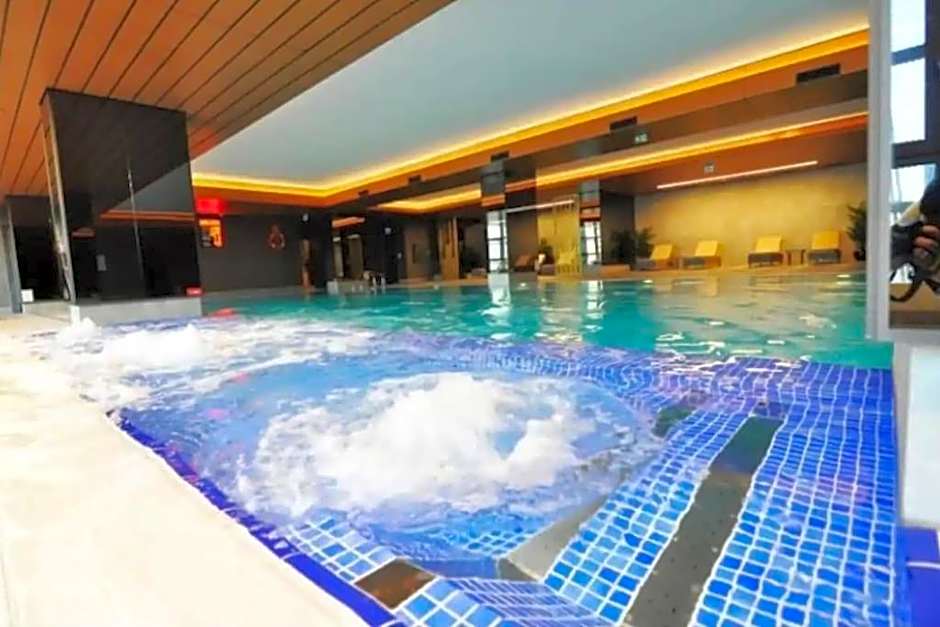 Luxury suites with gym and pool floor40