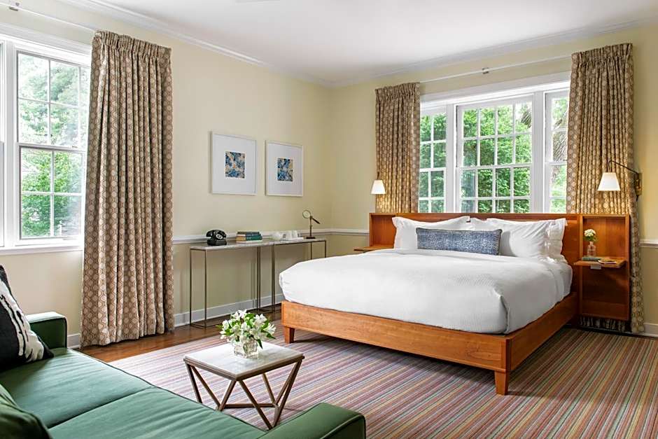Oakhurst Inn at the University