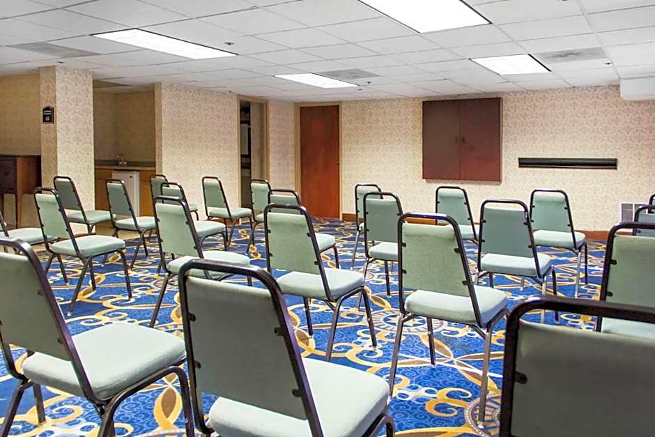 Clarion Hotel Broken Arrow - Tulsa