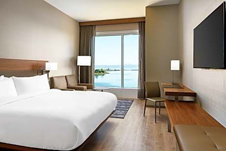 King Room with Bay View and Roll-In Shower - Mobility Access/Hearing Accessible