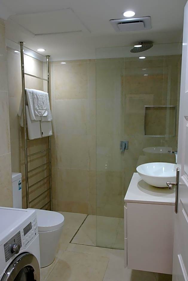 Hampton Court Apartments